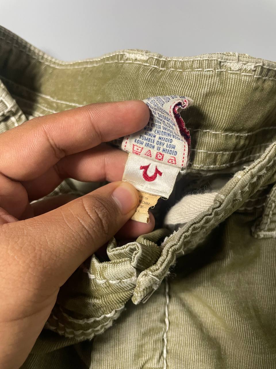 TRUE RELIGION CARGO SHORTS (33)