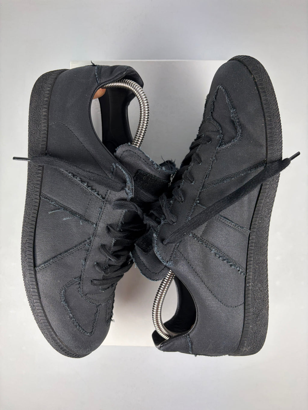 Maison Margiela Replica Distressed Coated-Canvas gats - eu44/us11/uk10.5