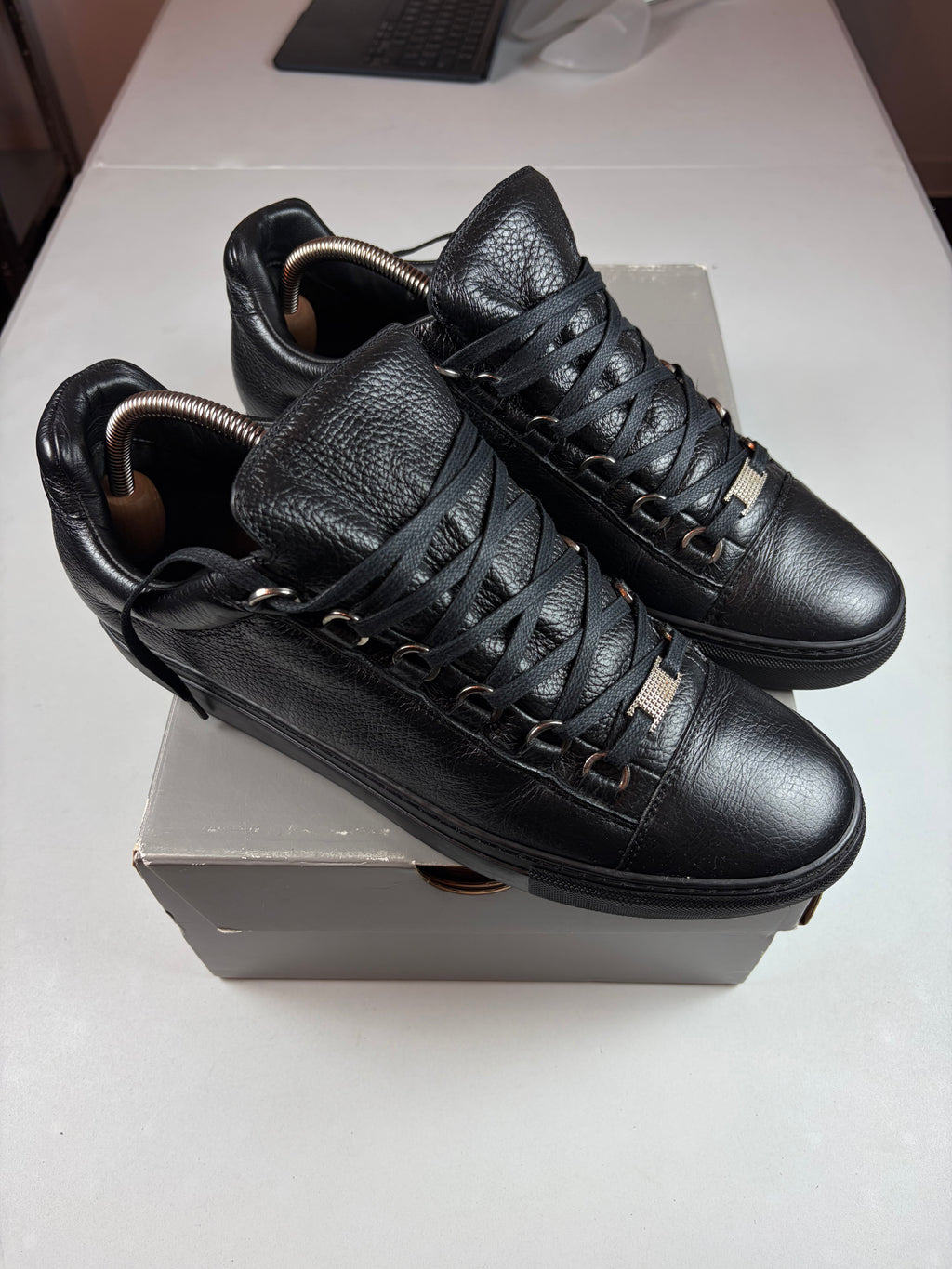 Balenciaga arena low grained leather - eu 43 / us 10 / uk 9 - black