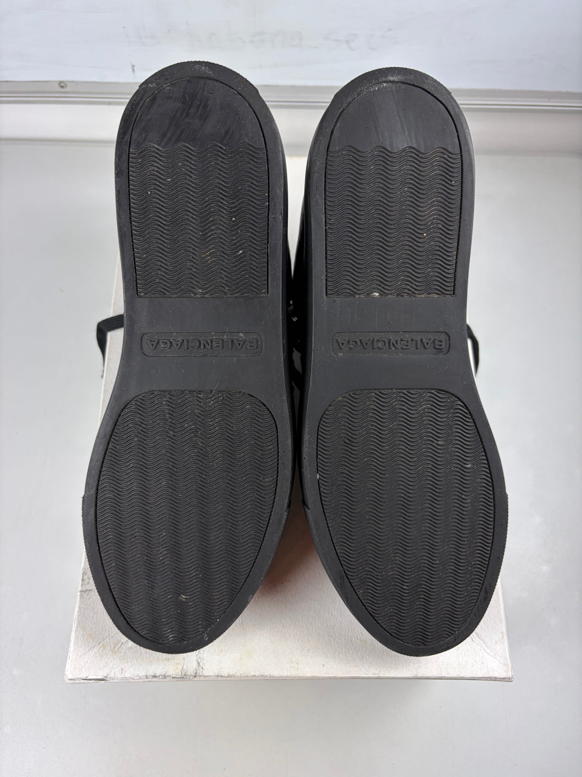 Balenciaga arena low - eu 41 / us 8 / uk 7.5 - black